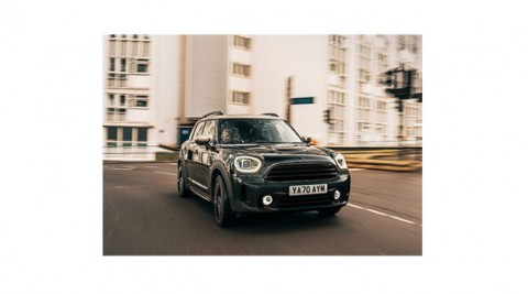 内外装を「ブラック」でまとめた強烈なインパクトを放つモデル